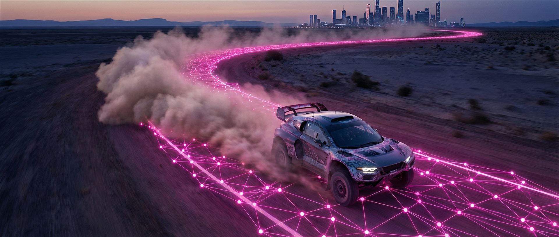 Rallye-Auto mit pinkem Daten-Netz Richtung Skyline